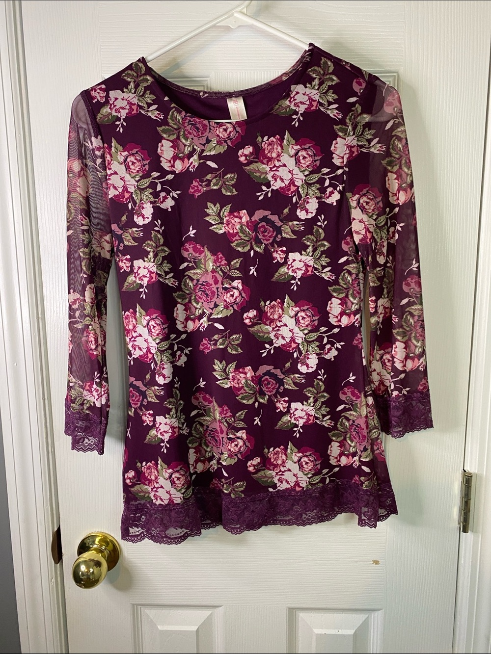 No Boundaries Floral Lace-Hem Women’s Top - Plum Pink Size Medium.